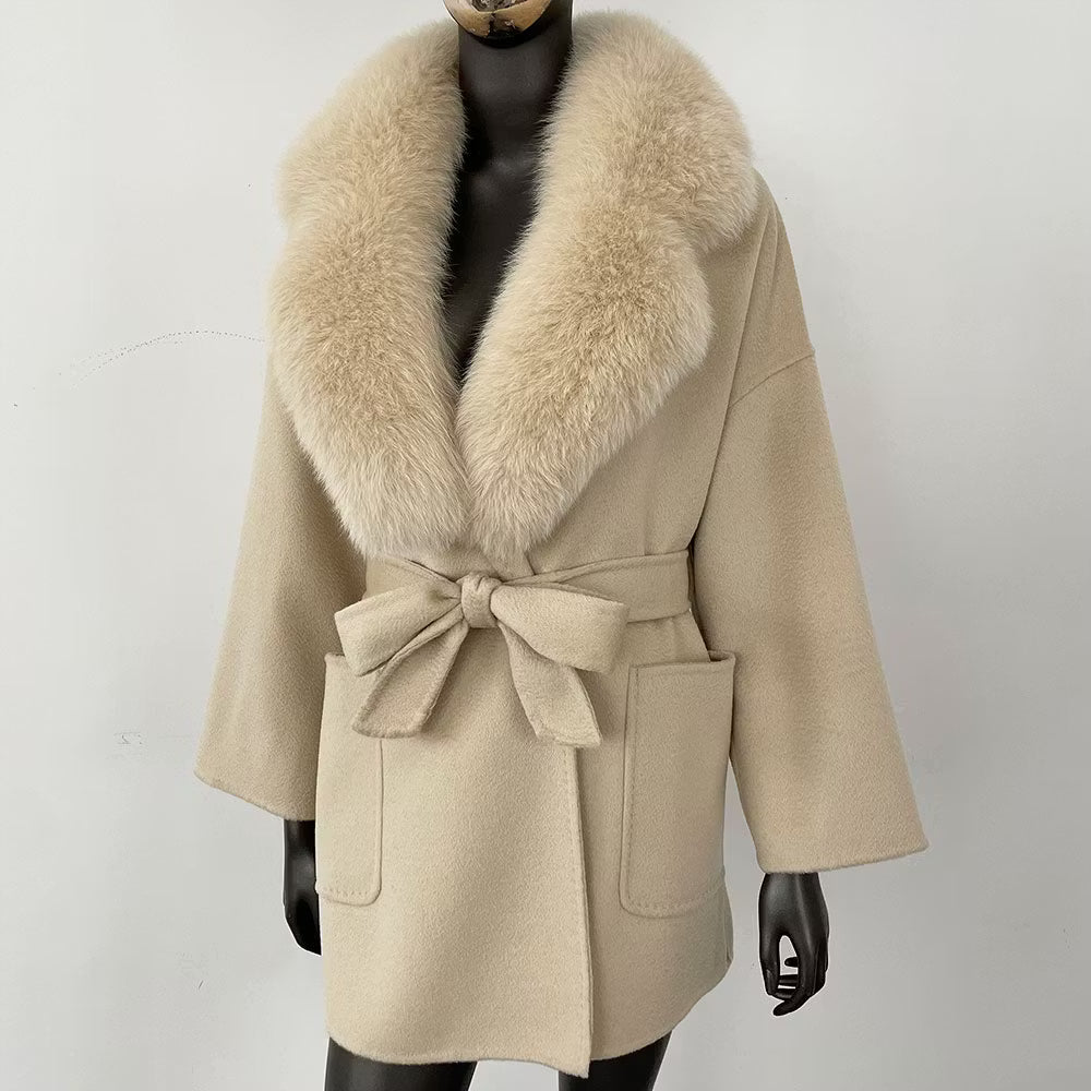LILLY COAT SHORT BEIGE från NordicFurs – lyxig vinterjacka i beige med pälskrage