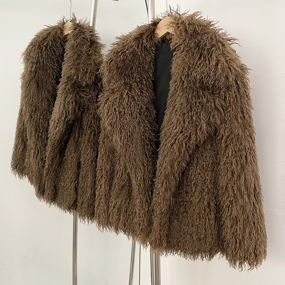 MILLIE SHEARLING FAKE FUR COAT COFFE från NordicFurs – lyxig vinterjacka med pälskrage