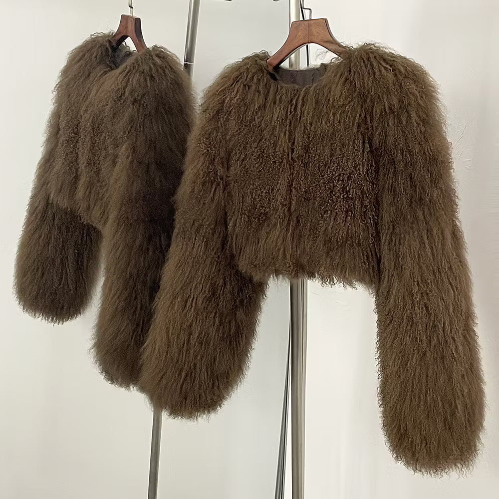 BECCA CROPPED SHEARLING JACKET KHAKI från NordicFurs – lyxig vinterjacka i khaki med pälskrage