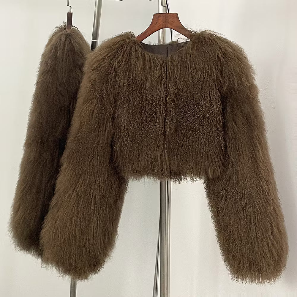 BECCA CROPPED SHEARLING JACKET KHAKI från NordicFurs – lyxig vinterjacka i khaki med pälskrage