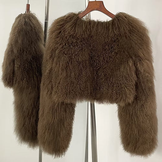 BECCA CROPPED SHEARLING JACKET KHAKI från NordicFurs – lyxig vinterjacka i khaki med pälskrage