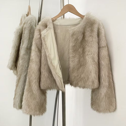 CARA FAKE FUR JACKET CREAM från NordicFurs – lyxig vinterjacka i krämvit med pälskrage
