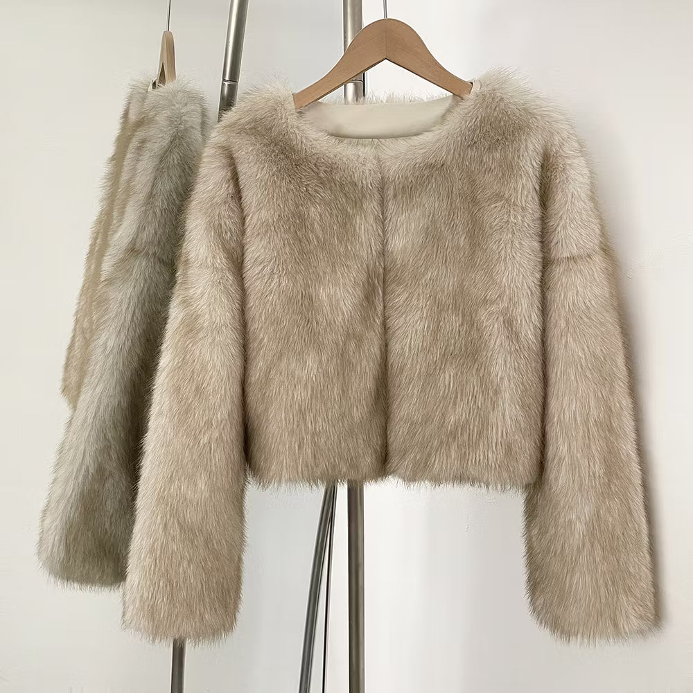 CARA FAKE FUR JACKET CREAM från NordicFurs – lyxig vinterjacka i krämvit med pälskrage