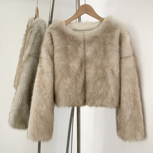 CARA FAKE FUR JACKET CREAM från NordicFurs – lyxig vinterjacka i krämvit med pälskrage