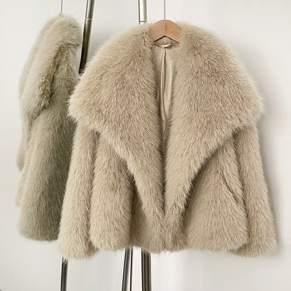 BROOKLYN FAKE FUR COAT BEIGE från NordicFurs – lyxig vinterjacka i beige med pälskrage