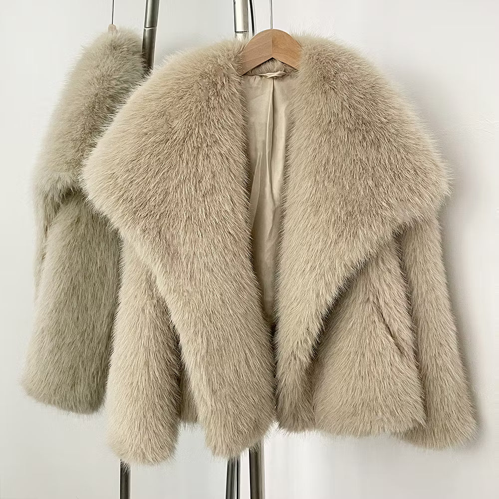 BROOKLYN FAKE FUR COAT BEIGE från NordicFurs – lyxig vinterjacka i beige med pälskrage