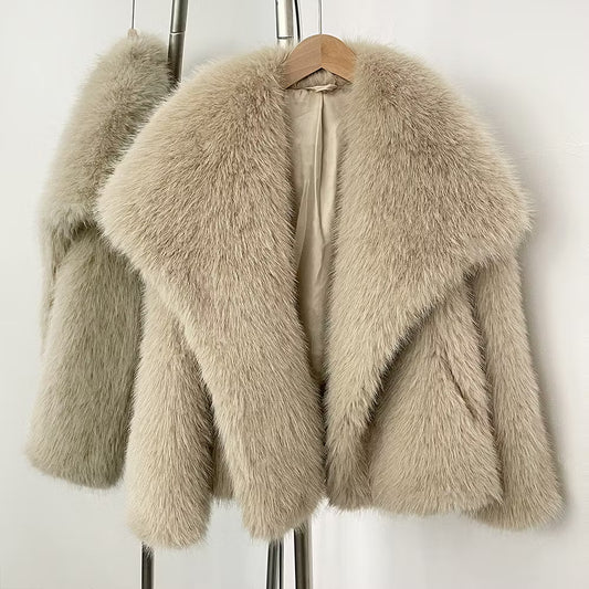 BROOKLYN FAKE FUR COAT BEIGE från NordicFurs – lyxig vinterjacka i beige med pälskrage