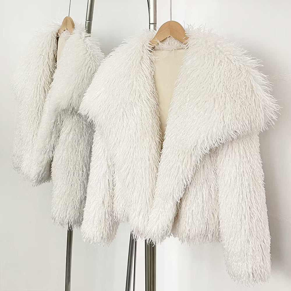 PAOLA FAKE FUR WHITE från NordicFurs – lyxig vinterjacka i vit med pälskrage