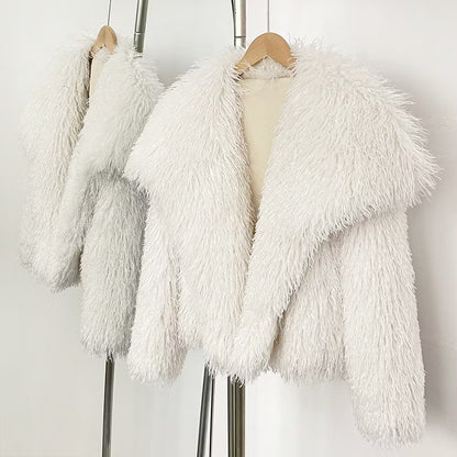 PAOLA FAKE FUR WHITE från NordicFurs – lyxig vinterjacka i vit med pälskrage