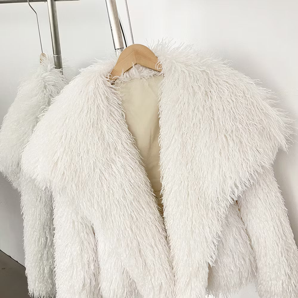 PAOLA FAKE FUR WHITE från NordicFurs – lyxig vinterjacka i vit med pälskrage