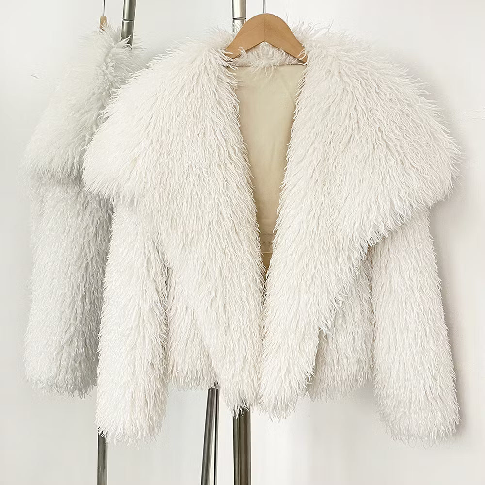 PAOLA FAKE FUR WHITE från NordicFurs – lyxig vinterjacka i vit med pälskrage