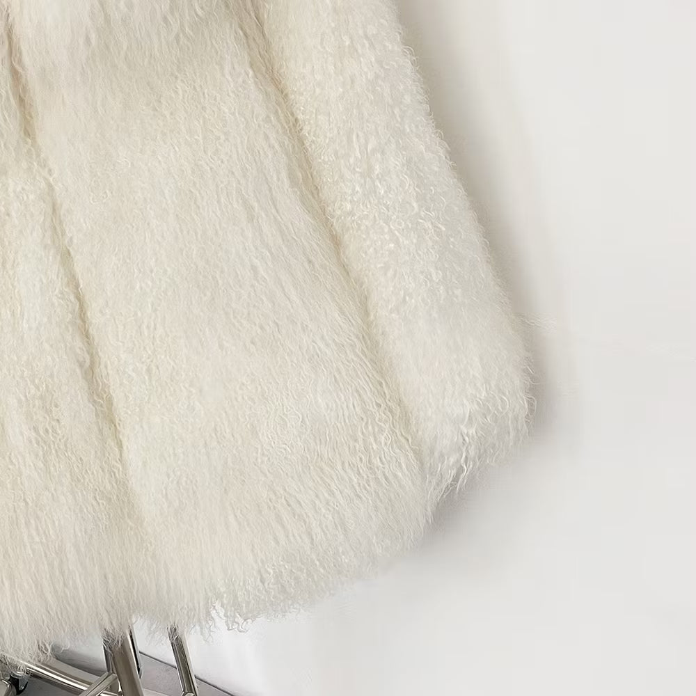 FAYE SHEARLING COAT WHITE från NordicFurs – lyxig vinterjacka i vit med pälskrage