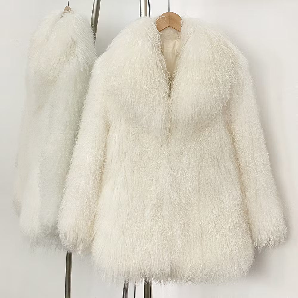 FAYE SHEARLING COAT WHITE från NordicFurs – lyxig vinterjacka i vit med pälskrage