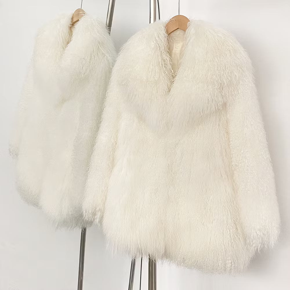 FAYE SHEARLING COAT WHITE från NordicFurs – lyxig vinterjacka i vit med pälskrage