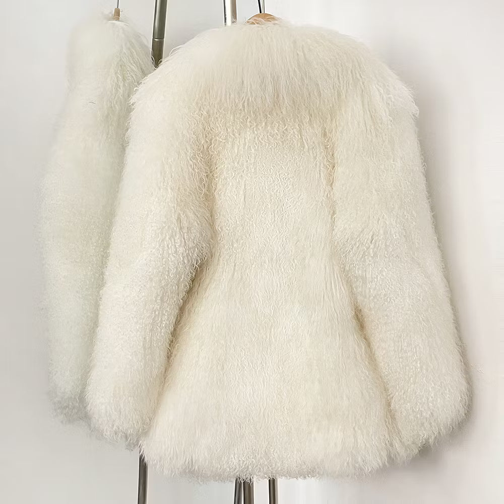 FAYE SHEARLING COAT WHITE från NordicFurs – lyxig vinterjacka i vit med pälskrage
