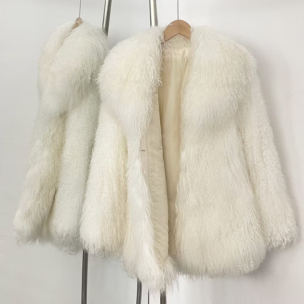 FAYE SHEARLING COAT WHITE från NordicFurs – lyxig vinterjacka i vit med pälskrage