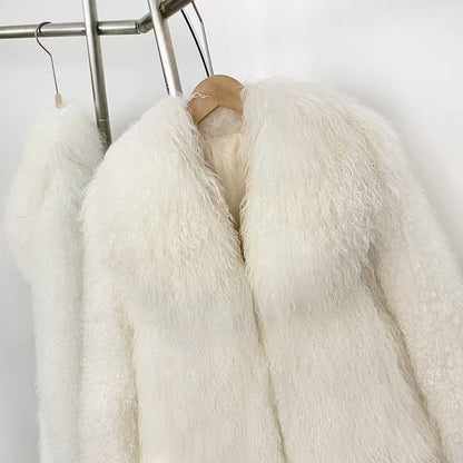 FAYE SHEARLING COAT WHITE från NordicFurs – lyxig vinterjacka i vit med pälskrage