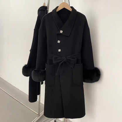 VICTORIA COAT BLACK från NordicFurs – lyxig vinterjacka i svart med pälskrage