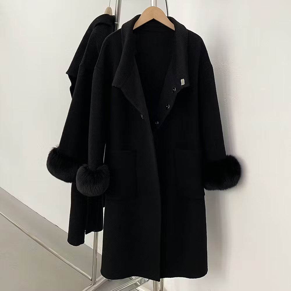 VICTORIA COAT BLACK från NordicFurs – lyxig vinterjacka i svart med pälskrage