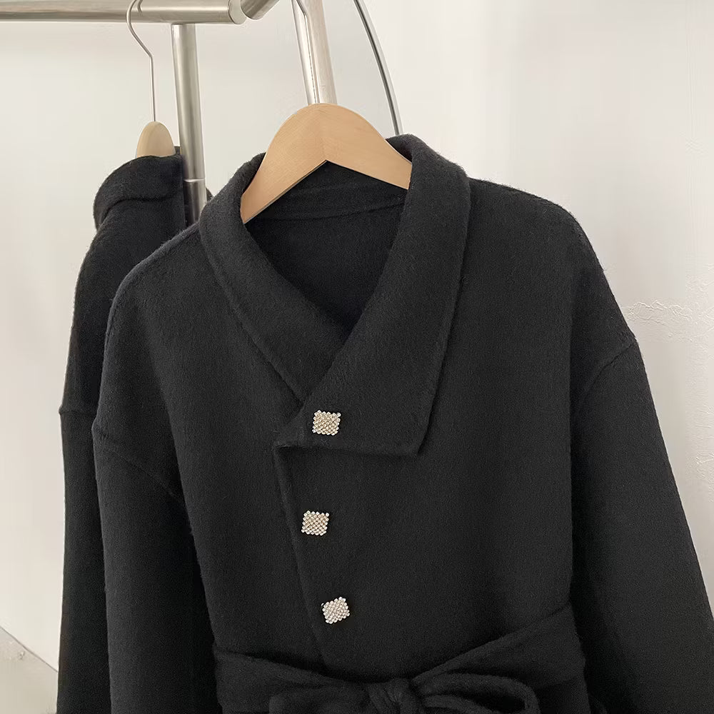 VICTORIA COAT BLACK från NordicFurs – lyxig vinterjacka i svart med pälskrage