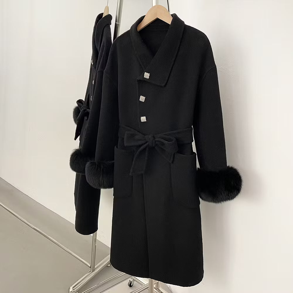 VICTORIA COAT BLACK från NordicFurs – lyxig vinterjacka i svart med pälskrage