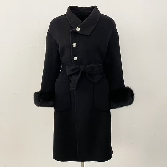 VICTORIA COAT BLACK från NordicFurs – lyxig vinterjacka i svart med pälskrage