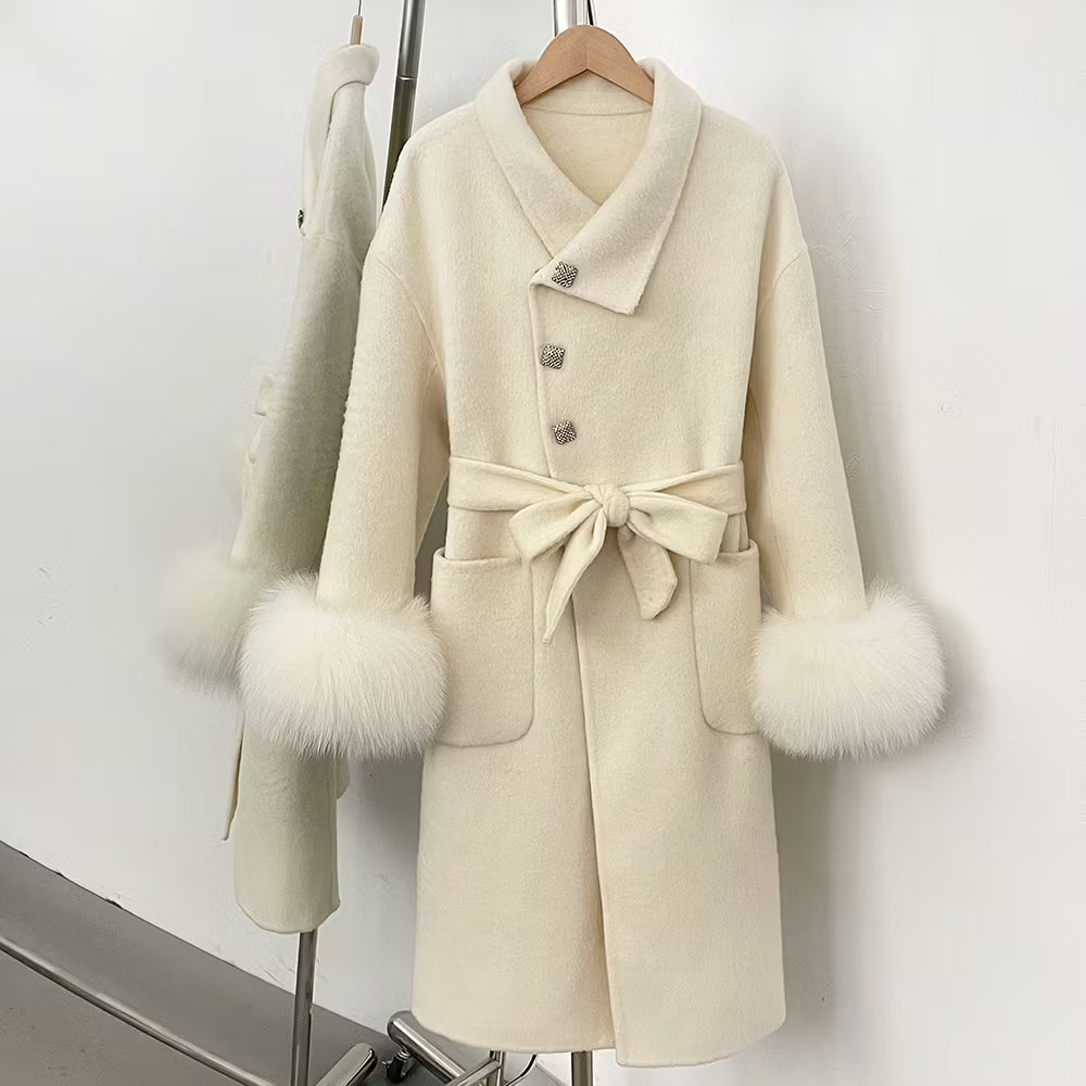 VICTORIA COAT OFFWHITE från NordicFurs – lyxig vinterjacka i vit med pälskrage