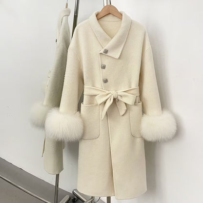 VICTORIA COAT OFFWHITE från NordicFurs – lyxig vinterjacka i vit med pälskrage